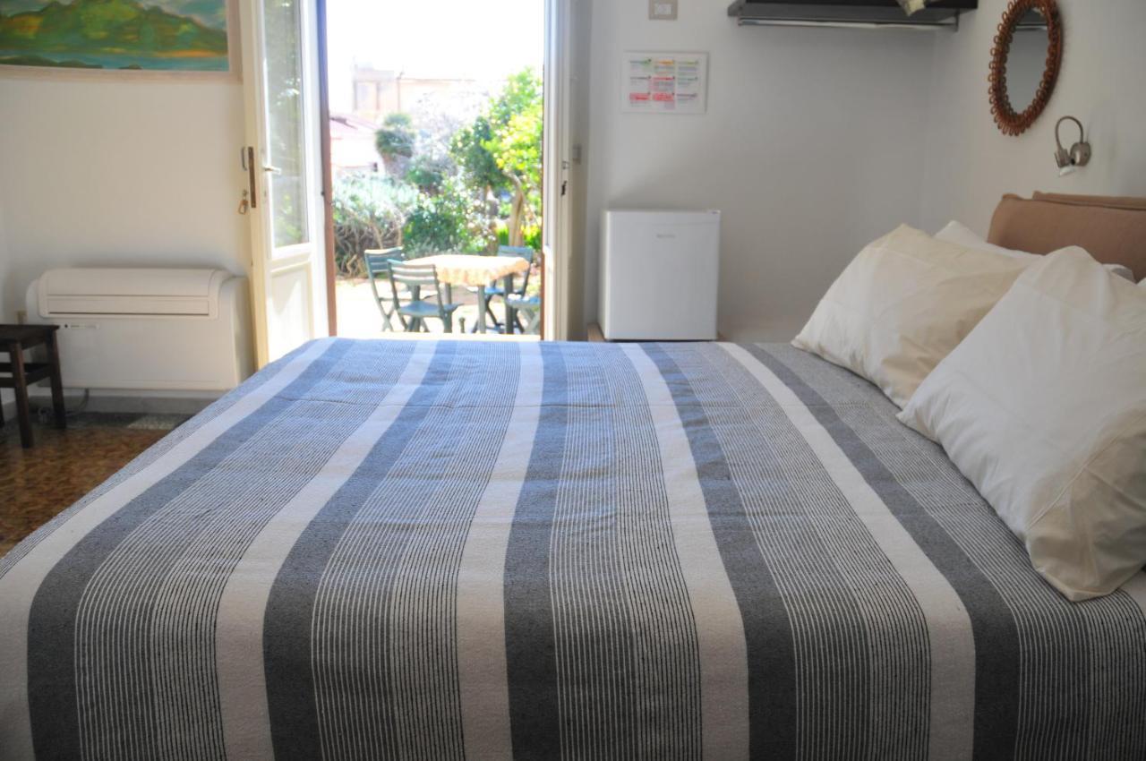 Il Giardino Di Tatiana Rooms & Breakfast La Maddalena  Exterior photo
