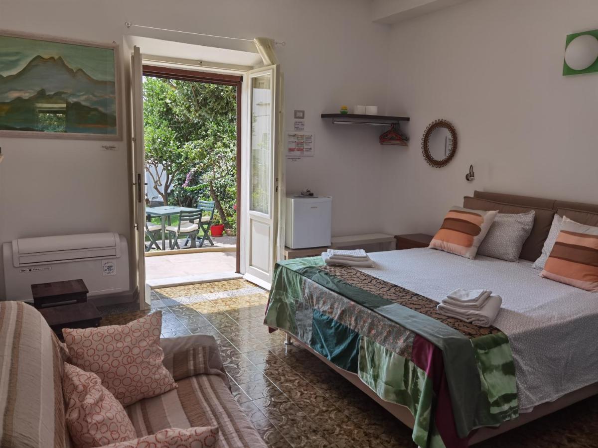 Il Giardino Di Tatiana Rooms & Breakfast La Maddalena  Exterior photo